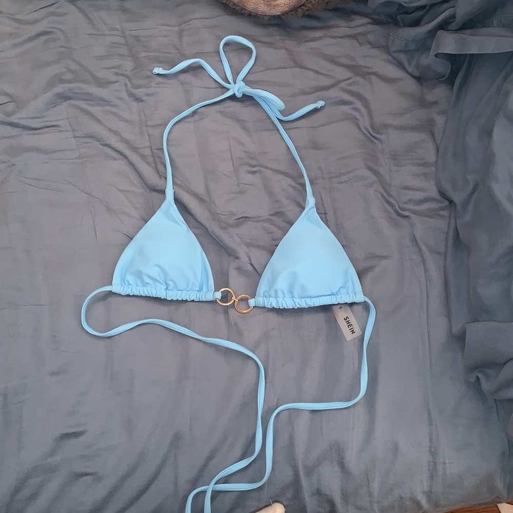 She in bikini - Picture 2 of 4